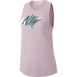 Koszulka Nike Dry Legend Tank Tom Swoosh W Różowa. Różowe bluzki sportowe damskie Nike, bez wzorów, bez kołnierzyka, bez rękawów, bez kaptura, do biegania, dri-fit (nike). Za 89,99 zł.