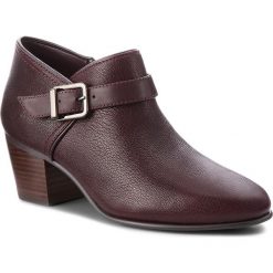 Półbuty CLARKS - Maypearl Milla 261361484 Aubergine Leather. Czerwone półbuty damskie Clarks, z aplikacjami, ze skóry, eleganckie, bez obcasa, na obcasie, bez zapięcia. W wyprzedaży za 329,00 zł.