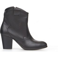 Dziurkowane kowbojki - skóra naturalna - model 470 - kolor czarny. Czarne botki damskie Zapato, ze skóry, bez obcasa, bez zapięcia. W wyprzedaży za 319,20 zł.