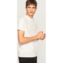T-shirty męskie: T-shirt regular fit z haftem - Kremowy