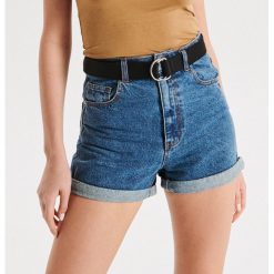 Jeansowe szorty z talią mom jeans i paskiem - Niebieski. Niebieskie szorty damskie Cropp, bez wzorów, z jeansu. Za 99,99 zł.
