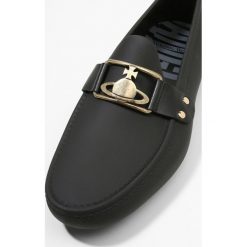 Vivienne Westwood BROGUE SLIP ON FRAME Mokasyny black. Czarne mokasyny męskie Vivienne Westwood, z tworzywa sztucznego. W wyprzedaży za 544,50 zł.