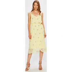 Vero Moda - Sukienka. Żółte sukienki damskie Vero Moda, na co dzień, s, bez wzorów, z poliesteru, casualowe, bez kołnierzyka, bez rękawów, midi, rozkloszowane. W wyprzedaży za 139,90 zł.