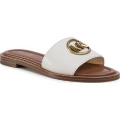 Klapki MICHAEL MICHAEL KORS - Brynn Slide 40S0BYFP1L Lt Cream. Białe klapki damskie MICHAEL Michael Kors, z aplikacjami, ze skóry, bez obcasa, na obcasie. Za 599,00 zł.