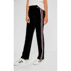 Guess Jeans - Spodnie Rina. Czarne spodnie damskie s, z elastanu, z podwyższonym stanem. W wyprzedaży za 219,90 zł.