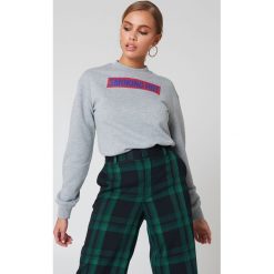NA-KD Bluza Smoking Hot - Grey. Szare bluzy damskie NA-KD, z nadrukiem, z bawełny, bez rękawów, bez kaptura. Za 121,95 zł.