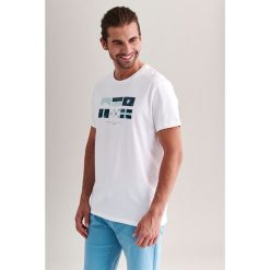 T-shirt w kolorze białym. Białe t-shirty męskie TATUUM, xl, z nadrukiem, z bawełny, z okrągłym kołnierzem. W wyprzedaży za 54,95 zł.
