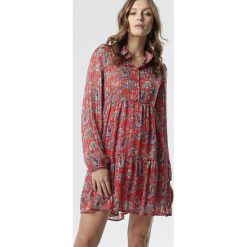 Czerwona Sukienka Imaan. Czerwone sukienki damskie Born2be, xl, w kwiaty, z wykładanym kołnierzem, z długim rękawem, długie, mini, rozkloszowane. Za 99,99 zł.
