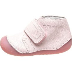 Skórzane buty w kolorze jasnoróżowym do nauki chodzenia. Różowe buciki niemowlęce Richter, ze skóry, bez zapięcia. W wyprzedaży za 122,95 zł.