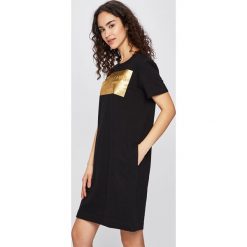 Versace Jeans - Sukienka. Czarne sukienki damskie Versace Jeans, na co dzień, s, z nadrukiem, z bawełny, casualowe, z okrągłym kołnierzem, z krótkim rękawem, krótkie, mini, proste. Za 679,90 zł.