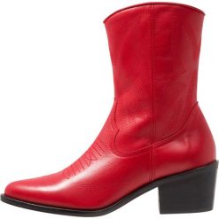 L'INTERVALLE TAHOMA Botki kowbojki i motocyklowe red. Czerwone botki damskie marki L'INTERVALLE, ze skóry, bez obcasa, bez zapięcia. Za 629,00 zł.
