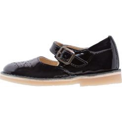 Young Soles DELILAH Baleriny z zapięciem black. Czarne baleriny dziewczęce marki Young Soles, z materiału. W wyprzedaży za 179,50 zł.