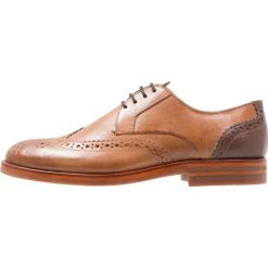 H by Hudson OSNEY Oksfordki tan. Pomarańczowe buty wizytowe męskie marki H by Hudson, ze skóry, na sznurówki. W wyprzedaży za 426,75 zł.