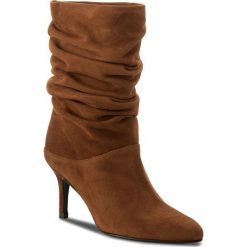 Botki STUART WEITZMAN - Crushmid XL17464 Amaretto Suede. Brązowe botki damskie na obcasie marki OLAIAN, ze skóry, na średnim obcasie. W wyprzedaży za 2009,00 zł.