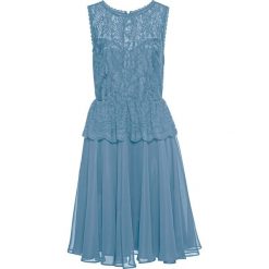 Sukienka z koronką bonprix matowy niebieski. Niebieskie sukienki damskie bonprix, w koronkowe wzory, z koronki, eleganckie, bez kołnierzyka, bez rękawów. Za 89,99 zł.