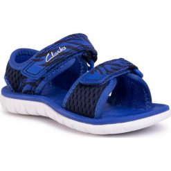 Sandały CLARKS - Surfing Tide T 261493667 Navy Combo. Niebieskie sandały dziewczęce Clarks, z tworzywa sztucznego, bez zapięcia. Za 119,00 zł.