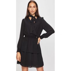 Trussardi Jeans - Sukienka. Czarne sukienki damskie Trussardi Jeans, na co dzień, s, bez wzorów, z poliesteru, casualowe, z włoskim kołnierzykiem, z długim rękawem, długie, mini, rozkloszowane. W wyprzedaży za 359,90 zł.