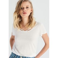 T-shirt z paskami - Biały. Białe t-shirty damskie Sinsay, xl, w paski, bez kołnierzyka. Za 14,99 zł.