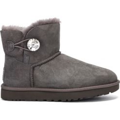 UGG Mini Bailey Button Bling Śniegowce Szary. Szare śniegowce damskie Ugg, na zimę, ze skóry, bez zapięcia. Za 1019,95 zł.