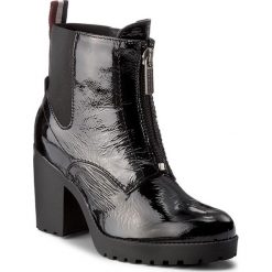 Botki TOMMY HILFIGER - DENIM Boo 3A FW0FW01344 Black 990. Czarne botki damskie na obcasie marki TOMMY HILFIGER, z materiału, z okrągłym noskiem. W wyprzedaży za 379,00 zł.