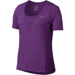 Nike W Nk Znl Cl Relay Top Ss Xs. Fioletowe topy damskie marki Nike, xs, z krótkim rękawem. W wyprzedaży za 135,00 zł.