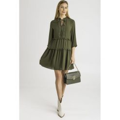SUKIENKA liu jo. Brązowe sukienki damskie Liu Jo, na co dzień, z aplikacjami, z materiału, z włoskim kołnierzykiem, bez rękawów, mini, proste. Za 679,00 zł.