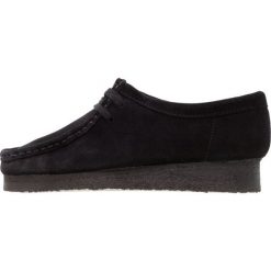 Clarks Originals WALLABEE Sznurowane obuwie sportowe black. Czarne buty sportowe damskie marki Clarks Originals, bez wzorów, ze skóry, sportowe. W wyprzedaży za 503,20 zł.