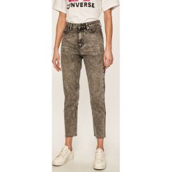 Only - Jeansy Emily. Szare jeansy damskie ONLY, z podwyższonym stanem. W wyprzedaży za 99,90 zł.