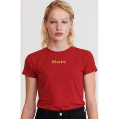 T-shirt z napisem - Bordowy. Czerwone t-shirty damskie Reserved, s, z napisami. W wyprzedaży za 14,99 zł.