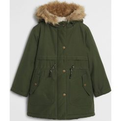 Mango Kids - Parka dziecięca Flap7 110-164 cm. Żółte kurtki dziewczęce Mango Kids, bez wzorów, z bawełny, długie, z kapturem. Za 199,99 zł.