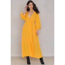 Długie sukienki: NA-KD Boho Sukienka z wiązanym rękawem – Yellow