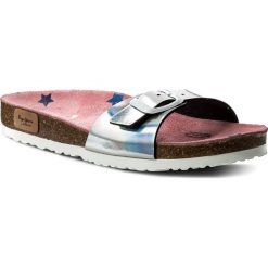 Klapki PEPE JEANS - Bio Arcoiris PGS90100 Silver 934. Szare klapki damskie Pepe Jeans, z jeansu, bez zapięcia. W wyprzedaży za 139,00 zł.
