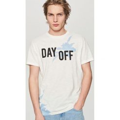 T-shirty męskie: T-shirt z nadrukiem day off – Kremowy