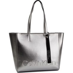 Torebka CALVIN KLEIN - Edged Shopper Met K60K605205 068. Szare torby damskie na zakupy Calvin Klein, bez wzorów, ze skóry ekologicznej, klasyczne, bez dodatków. W wyprzedaży za 419,00 zł.