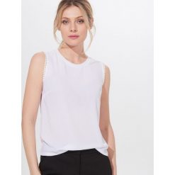 Wiskozowy top z haftem - Biały. Białe topy damskie Mohito, s, z haftami, z wiskozy, bez kołnierzyka. Za 59,99 zł.