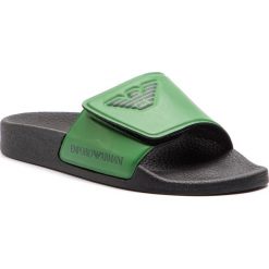 Klapki EMPORIO ARMANI - XYPS01 XOZ06 N761 Dark Green/Green. Zielone klapki damskie Emporio Armani, bez wzorów, ze skóry ekologicznej, bez obcasa. Za 239,00 zł.