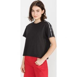 Levi's® Varsity Koszulka Czarny. Czarne koszulki damskie s, bez wzorów, z bawełny, bez kołnierzyka, z krótkim rękawem. Za 154,95 zł.
