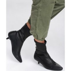 Czarne Matowe Botki Can't Stop Loving You. Czarne botki damskie Renee, bez obcasa, na obcasie, bez zapięcia. Za 89,99 zł.