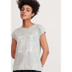 T-shirt z nadrukiem - Jasny szary. Szare t-shirty damskie Reserved, s, z nadrukiem. Za 39,99 zł.