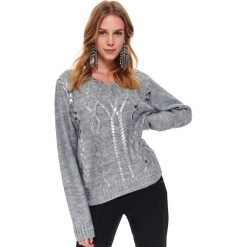 Sweter z metalicznym efektem. Szare swetry damskie Top Secret, na zimę, bez wzorów, eleganckie, z długim rękawem, długie, bez kaptura. W wyprzedaży za 59,99 zł.