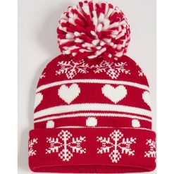 Czapka z pomponem - Czerwony. Czerwone czapki damskie Sinsay, bez wzorów. Za 19,99 zł.