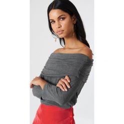 NA-KD Sweter z lekkiej dzianiny z odkrytymi ramionami - Grey. Szare swetry damskie NA-KD, bez wzorów, z dzianiny, bez rękawów, bez kaptura. Za 52,95 zł.