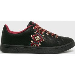 Desigual - Buty. Białe buty sportowe damskie Desigual, bez wzorów, z gumy, sportowe. W wyprzedaży za 199,90 zł.