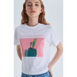 Krótka koszulka oversize z nadrukiem - Biały. Białe koszulki damskie Cropp, s, z nadrukiem, bez kołnierzyka, z krótkim rękawem. Za 39,99 zł.