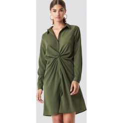 NA-KD Sukienka koszulowa z detalem - Green. Zielone sukienki damskie marki NA-KD, bez wzorów, z materiału, z koszulowym kołnierzykiem, bez rękawów, długie, midi, koszulowe. Za 141,95 zł.