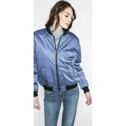 Levi's - Kurtka bomber. Czarne bomberki damskie marki Levi's®, s, bez wzorów, z poliesteru, krótkie, bez kaptura. W wyprzedaży za 169,90 zł.