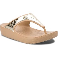 Japonki CROCS - Sloane Metallic Grph Flip W 205132 Gold/Gold. Żółte klapki damskie marki Crocs, bez wzorów, z tworzywa sztucznego, bez obcasa. W wyprzedaży za 149,00 zł.