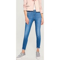 Jeansy z wysoką talią - Niebieski. Niebieskie jeansy damskie Reserved. W wyprzedaży za 49,99 zł.