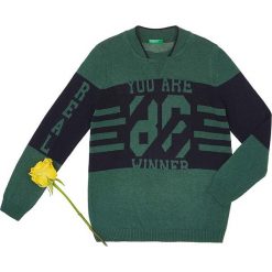 Sweter w kolorze zielonym. Zielone swetry chłopięce Benetton Kids, bez wzorów, z wełny, z okrągłym kołnierzem. W wyprzedaży za 65,95 zł.
