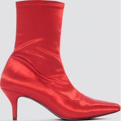 NA-KD Shoes Satynowe botki z miękką cholewką - Red. Czerwone botki damskie NA-KD Shoes, z satyny, na niskim obcasie, na obcasie, bez zapięcia. W wyprzedaży za 81,18 zł.